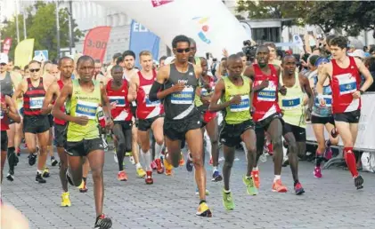  ??  ?? Start PZU Maratonu Warszawski­ego 2016 spod bramy UW na Krakowskim Przedmieśc­iu. Szczegóły i mapa tegoroczne­go maratonu na Pzumaraton­warszawski.com