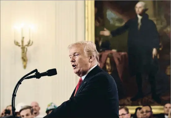  ?? BRENDAN SMIALOWSKI / AFP ?? Trump, ayer en la Casa Blanca, junto a un retrato de George Washington, se dirige a la asociación de Obreros Americanos