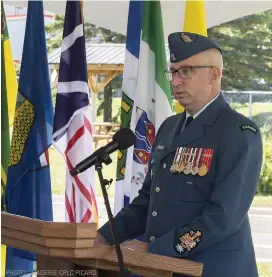  ?? PHOTO : IMAGERIE CPLC PICARD ?? En plus d’un nouveau commandant, la 2e Escadre a aussi maintenant un nouvel adjudant-chef. Au cours de la même cérémonie, l’adjuc Dany Flamand est entré en fonction.