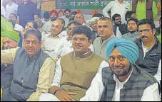  ?? HT PHOTO ?? JJP leader Dushyant Chautala with his father Ajay Chautala (left) and others during a rally at Israna in Panipat on Friday.