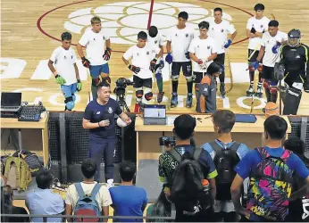  ?? ?? Ricardo Ares, treinador do FC Porto, deu uma aula aos jovens hoquistas argentinos