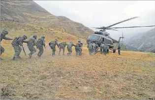  ?? CORTESÍA ?? Evacuación. El segundo grupo de militares abandona la comunidad de Nizag, en Alausí, Chimborazo.