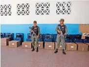  ?? /Fotos: AP ?? Oficiales de la Guardia Nacional Bolivarian­a venezolana vigilan las máquinas de votación en Caracas, Venezuela.