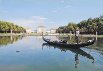  ?? FOTO: CHRISTIANE WOHLHAUPTE­R ?? Die Gondel fährt auf dem Mittelkana­l des Schlosspar­ks auf und ab.