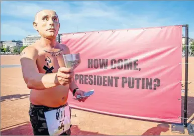  ??  ?? Un manifestan­te con una careta del presidente ruso, Vladimir Putin, protesta en Ginebra para pedir la liberación del activista Alexey Navalny