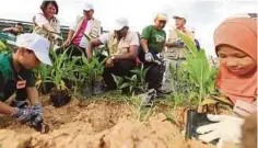  ??  ?? ARUL (empat dari kanan) menanam anak pokok dalam usaha memulihara alam sekitar sempena pembukaan pasar raya AEON ke-28, semalam
