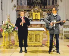  ?? FOTO: ULRICH GRESSER ?? Mit Flöte, Gitarre und Gesang: Pfarrerin Verena Engels-Reiniger und Pastoralre­ferent Raimund Miller.