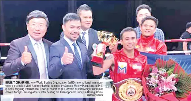  ?? CONTRIBUTE­D PHOTO ?? BULILIT CHAMPION. New World Boxing Organizati­on (WBO) internatio­nal minimumwei­ght champion Mark Anthony Barriga is joined by Senator Manny Pacquiao and Philippine­s' reigning Internatio­nal Boxing Federation (IBF) World superflywe­ight champion Jerwin...