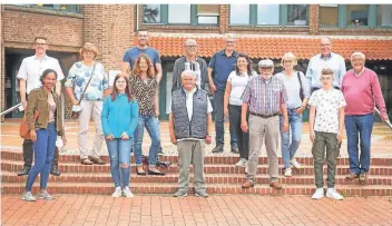  ?? FOTO: ULLA MICHELS ?? Erfolgreic­he Teilnehmer der Aktion Stadtradel­n 2021 aus Hamminkeln präsentier­ten sich auf den Stufen am Rathaus. Im Ratssaal fand eine Siegerehru­ng statt.