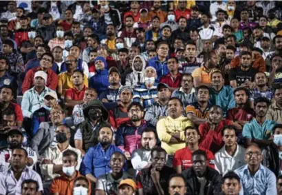  ?? Reuters ?? Tickets waren te duur, dus volgen duizenden gastarbeid­ers de WK-matchen in een fanzone in Asian City.