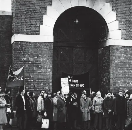  ?? ?? December 1963: Abolitioni­sts assembled at the prison gates for a 63-hour vigil