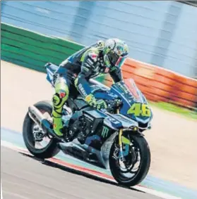  ??  ?? Valentino Rossi con una Yamaha R1 de Superbike en el circuito de Misano