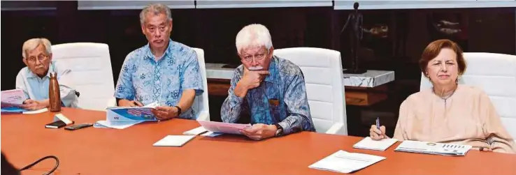  ?? [FOTO BERNAMA] ?? Daim (kiri) mempengeru­sikan mesyuarat tertutup Majlis Penasihat Kerajaan yang turut dihadiri oleh Zeti (kanan), Hassan dan Jomo di Kuala Lumpur, kelmarin.