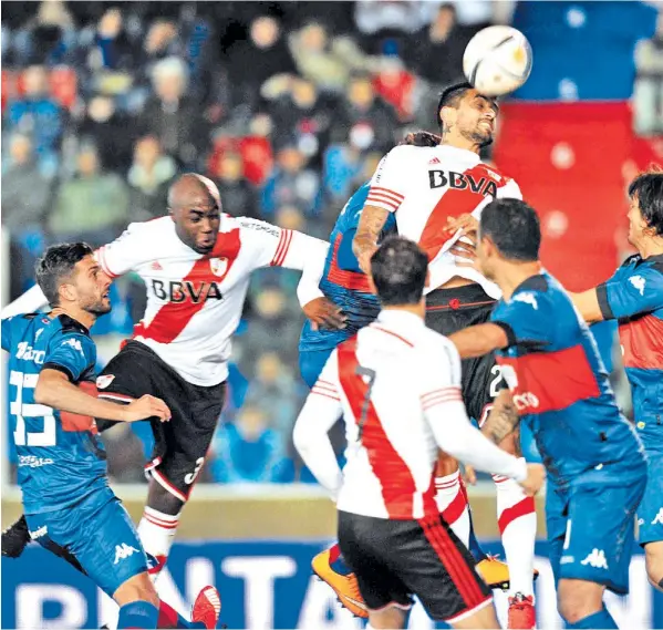  ??  ?? Por arriba. Balanta, un defensor, y Ponzio, un medio, en zona de ataque. Un recurso poco frecuente de River que no logró ganarle a Tigre y no pudo