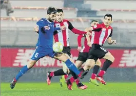  ?? FOTO: JUAN ECHEVERRÍA ?? Empate en el derbi Bilbao Athletic y Arenas igualaron a uno