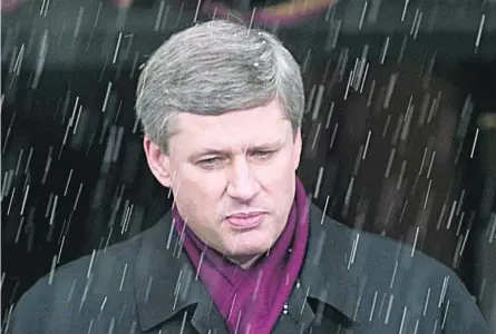  ?? TOM HANSON/THE CANADIAN PRESS FILE PHOTO ?? Harper meets the media in 2008 outside Rideau Hall after asking governor general Michaëlle Jean to prorogue Parliament.