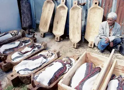  ?? EV ESPIRITU / INQUIRER NORTHERN LUZON ?? RETURN OF THEMUMMIES Eight mummified remains of Benguet ancestors were returned to their resting places in Barangay Natubleng, Buguias town in Benguet in 2004.