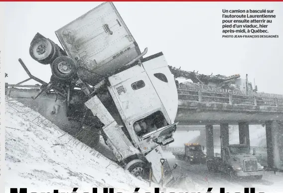  ?? PHOTO JEAN-FRANÇOIS DESGAGNÉS ?? Un camion a basculé sur l’autoroute Laurentien­ne pour ensuite atterrir au pied d’un viaduc, hier après-midi, à Québec.