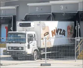  ?? HEINZ-PETER BADER / REUTERS ?? El camión de reparto en el que murieron 71 personas