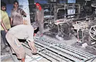  ?? PHOTO: YASIN D ?? Workers dismantlin­g looms at a powerloom unit in the Sachin Industrial Estate area of Surat, Gujarat