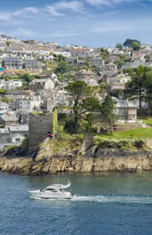  ??  ?? À l’embouchure de la rivière Fowey, vue sur Polruan et sa tour. Au port, des bacs permettent de rejoindre Fowey sur la rive opposée.