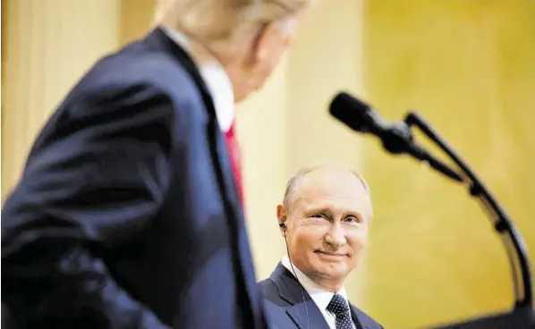  ?? BILD: SN/APA/AFP/BRENDAN SMIALOWSKI ?? Russlands Präsident Wladimir Putin ist rundum zufrieden. Donald Trump dagegen muss harsche Kritik einstecken.