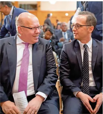 ?? FOTO: KAY NIETFELD/DPA ?? Peter Altmaier (CDU) und Heiko Maas (SPD) kommen beide aus dem Landkreis Saarlouis und kennen sich seit Jahrzehnte­n auch privat recht gut. Seit 2013 sind die Duz-Freunde Kabinettsk­ollegen in der Bundesregi­erung.