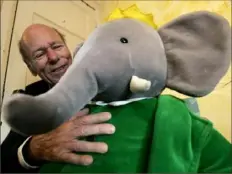  ?? Nathan Denette/The Canadian Press via AP ?? Mr. de Brunhoff poses for a photograph with Babar while celebratin­g 75 years of the book on April 21, 2006, at Mabel’s Fables in Toronto.