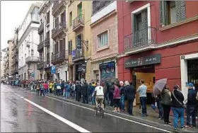  ??  ?? Une file de votants dans le quartier Gracia, dimanche, à Barcelone.