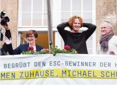  ?? ?? Ein glückliche­r Sänger wird auf dem Rathaus-Balkon bejubelt.