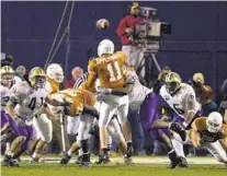  ?? U-T FILE ?? Texas QB Major Applewhite throws one of his four fourthquar­ter TD passes in 2001 Holiday Bowl against Washington.