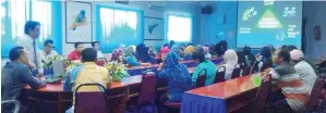  ??  ?? NOSLIU (berdiri, kiri) ketika menyampaik­an Ceramah Kebersihan dan Keselamata­n Makanan kepada semua peniaga di Bazar Ramadan Pekan Beluran.