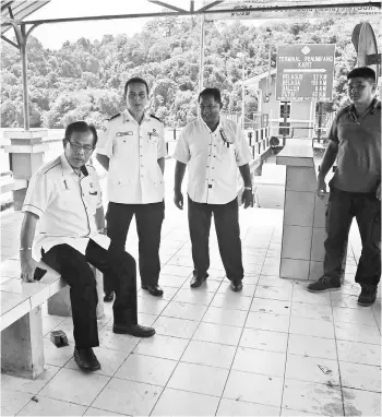  ??  ?? Jamit tries out a newly-installed bench at the Belaga Jetty. From second left are SRB officer Riyong Barau, Penghulu Pasang Tubah and councillor Liew Hui Hua.