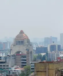  ??  ?? Una nata gris predominó en el cielo de la CdMx