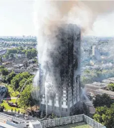  ?? FOTO: RICK FINDLER/DPA ?? 14. Juni 2017: Rauch steigt auf aus dem ausgebrann­ten Hochhaus, dem Grenfell Tower, einem Sozialbau im Westen von London.