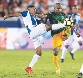  ??  ?? DUELO. Bryan Acosta pelea la pelota con Florent Malouda en el juego entre Honduras y Guayana Francesa el martes en Houston, Texas.