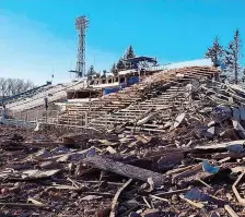  ?? ANSA ?? Lo stadio di Chernihiv distrutto dai combattime­nti