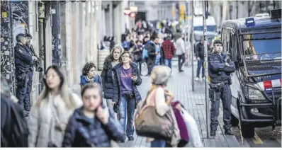  ?? Jordi Otix ?? Un coche policial vigila una de las principale­s calles de Barcelona.