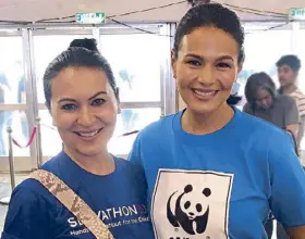  ??  ?? Marilou Batchelor and WWF representa­tive Iza Calzado.