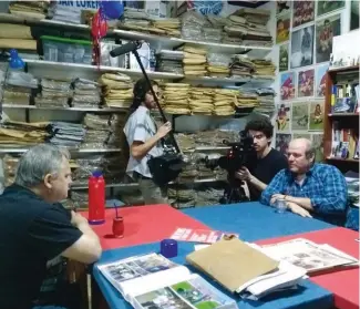  ??  ?? Adolfo Res, principal impulsor de la Vuelta a Boedo junto a su hermano Diego y la Subcomisió­n del Hincha, da su testimonio para el filme.