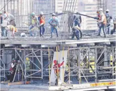  ??  ?? ► Trabajador­es en faenas de construcci­ón. OPINION