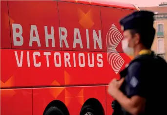  ?? AP ?? Arrivo 1.
Indaga Marsiglia Il bus della Bahrain Victorious arriva alla partenza della tappa sotto lo sguardo della polizia