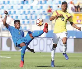  ?? CBF/DIVULGAÇÃO ?? Vitão, zagueiro do brasil, tira a bola diante do colombiano Luis Sandoval