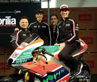  ?? Moto GP ?? Gresini, Redding, Albesiano e Espargaro con la nuovissima terza serie della Aprilia RS-Gp presentata ieri (foto Errebi)