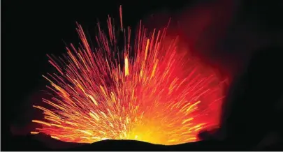  ?? REUTERS ?? El cono principal del volcán sigue expulsando lava y ceniza, en una imagen tomada desde El Paso