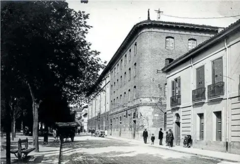  ?? Foto: A. García Dean. AMP ?? La fachada al paseo de Sarasate en el lugar que hoy ocupa el edificio de Correos.