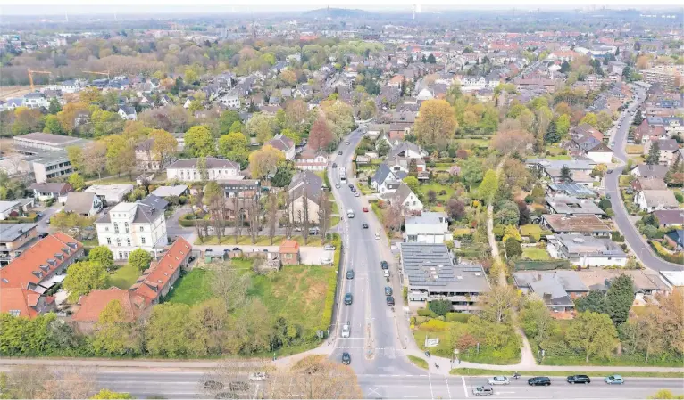  ?? ARCHIV-FOTO: CREI ?? Die Filder Straße ist eine Hauptverke­hrsader der Moerser Innenstadt. Geschlosse­n werden soll mit der Sanierung auch eine Lücke im Radwegenet­z.