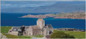  ??  ?? A Iona, sur la côte ouest de l’île de Mull, ce monastère est l’un des plus anciens centres religieux de l’Ecosse.