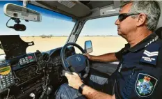  ?? Foto: Saeed Khan, afp ?? Ohne Geländewag­en geht nichts: Stephen Pursell in seinem Revier in Queensland, das mitten in Australien liegt.