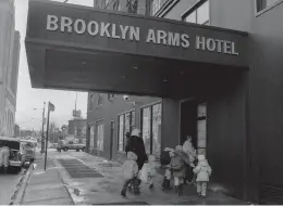  ?? LARRY C. MORRIS/THE NEW YORK TIMES ?? Brooklyn Arms Hotel, a single-room occupancy hotel, is seen in 1984 in New York.